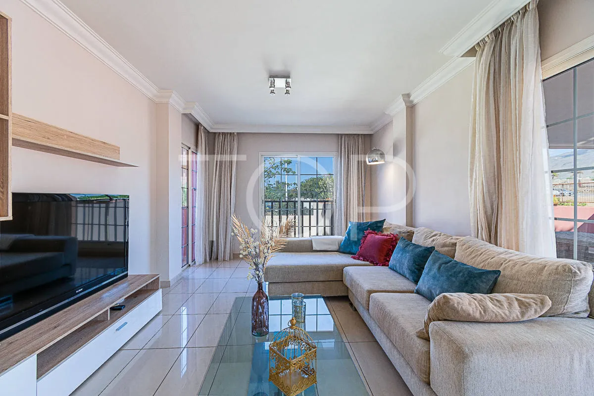 Excepcional apartamento en esquina en venta en El Duque, cerca de comercios y de la Playa del Duque