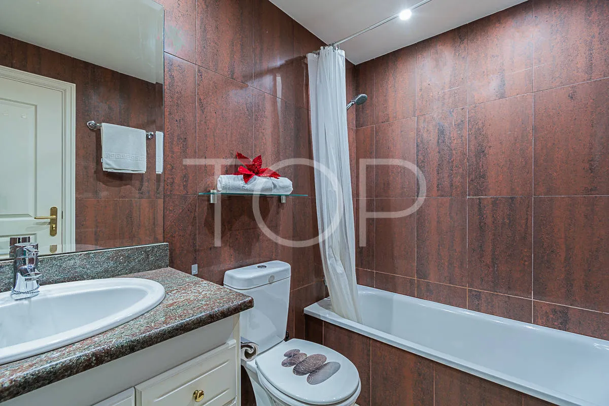 Excepcional apartamento en esquina en venta en El Duque, cerca de comercios y de la Playa del Duque