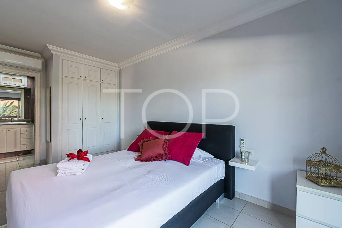 Excepcional apartamento en esquina en venta en El Duque, cerca de comercios y de la Playa del Duque