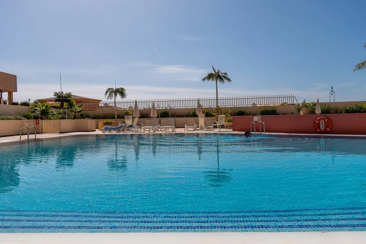 Excepcional apartamento en esquina en venta en El Duque, cerca de comercios y de la Playa del Duque