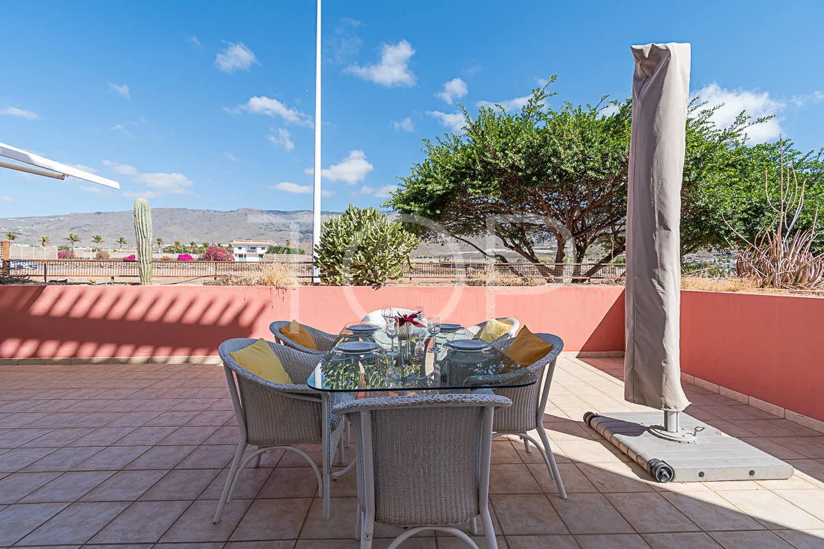 Excepcional apartamento en esquina en venta en El Duque, cerca de comercios y de la Playa del Duque