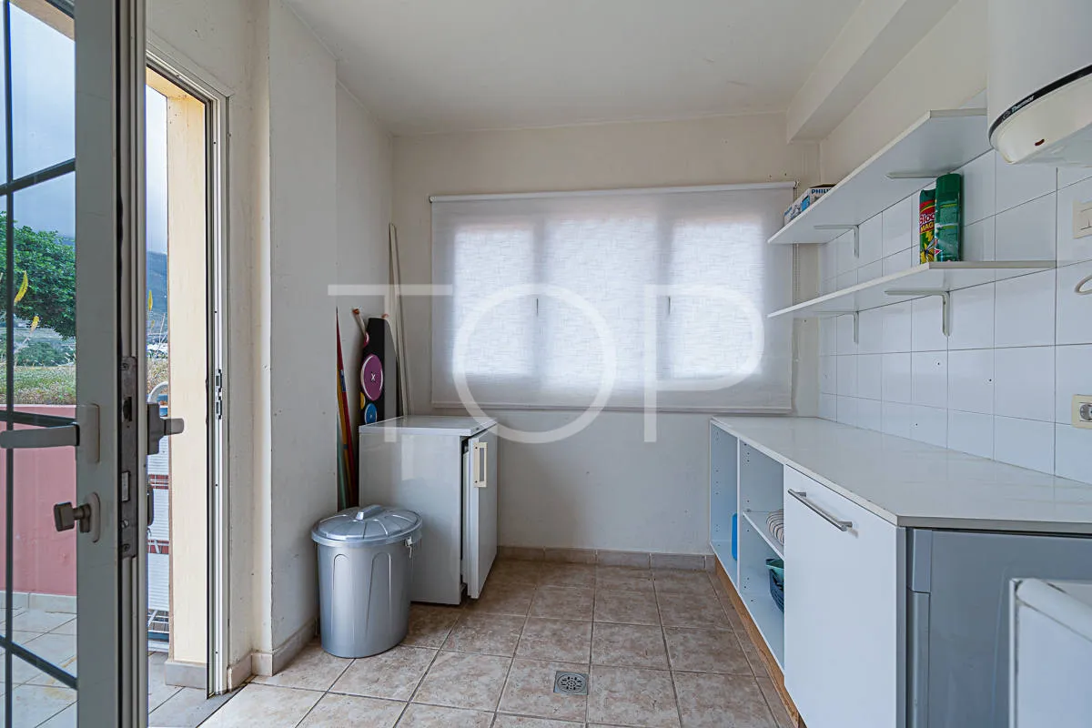 Excepcional apartamento en esquina en venta en El Duque, cerca de comercios y de la Playa del Duque