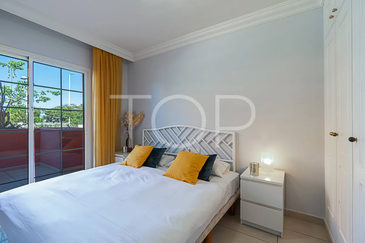 Excepcional apartamento en esquina en venta en El Duque, cerca de comercios y de la Playa del Duque