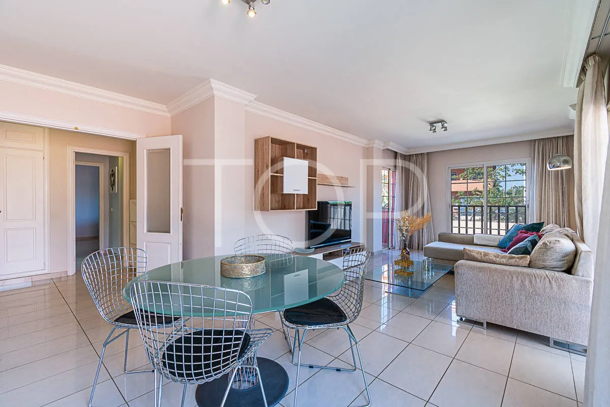 Excepcional apartamento en esquina en venta en El Duque, cerca de comercios y de la Playa del Duque