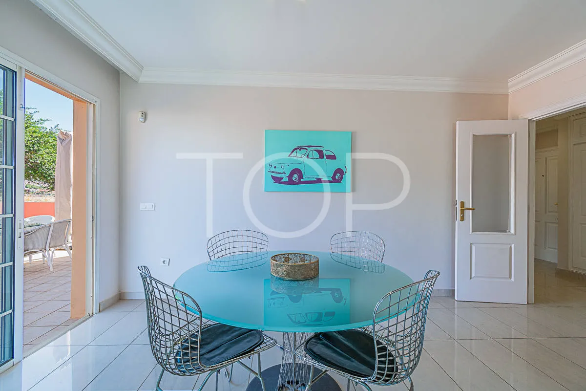 Excepcional apartamento en esquina en venta en El Duque, cerca de comercios y de la Playa del Duque