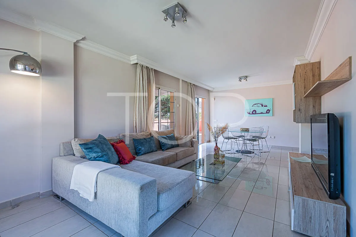 Excepcional apartamento en esquina en venta en El Duque, cerca de comercios y de la Playa del Duque
