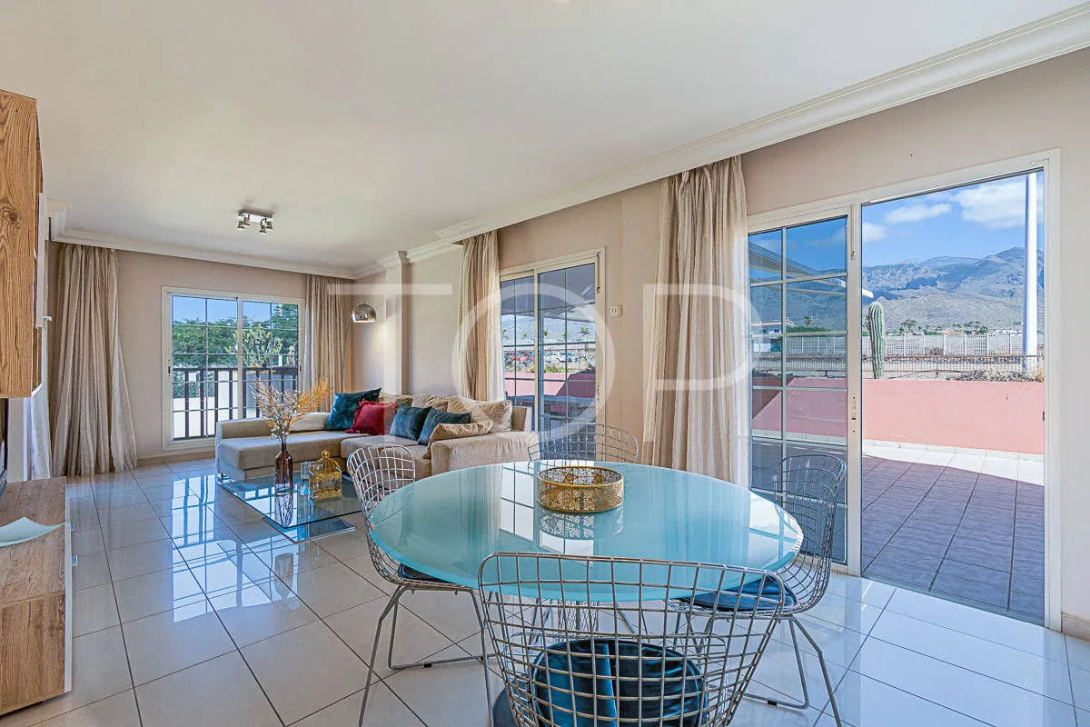 Excepcional apartamento en esquina en venta en El Duque, cerca de comercios y de la Playa del Duque