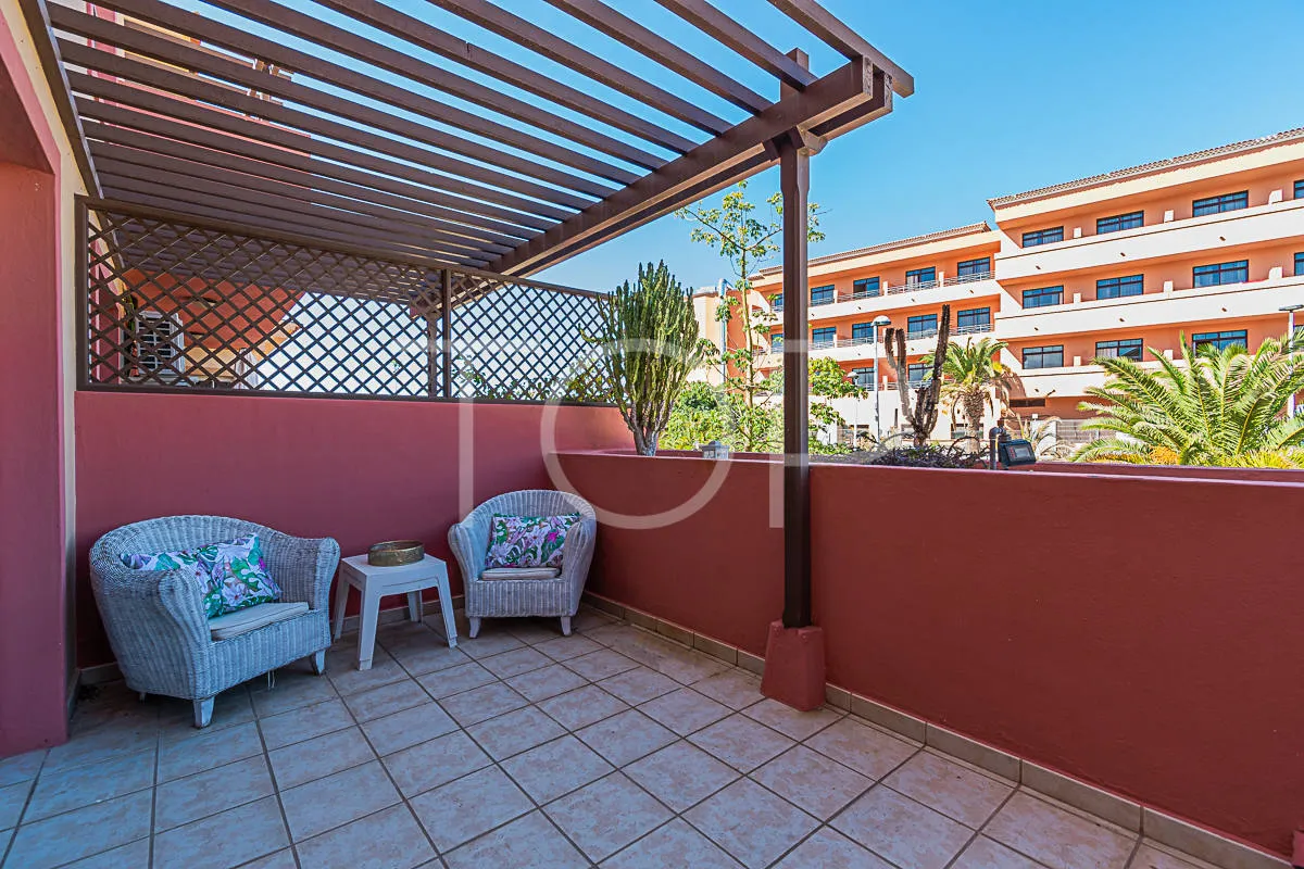 Excepcional apartamento en esquina en venta en El Duque, cerca de comercios y de la Playa del Duque