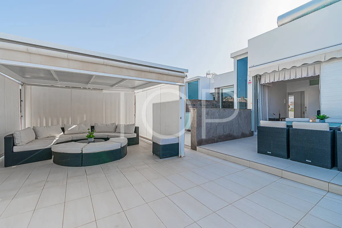 Impresionante villa moderna con vistas al mar en venta en la zona de lujo de Playa del Duque