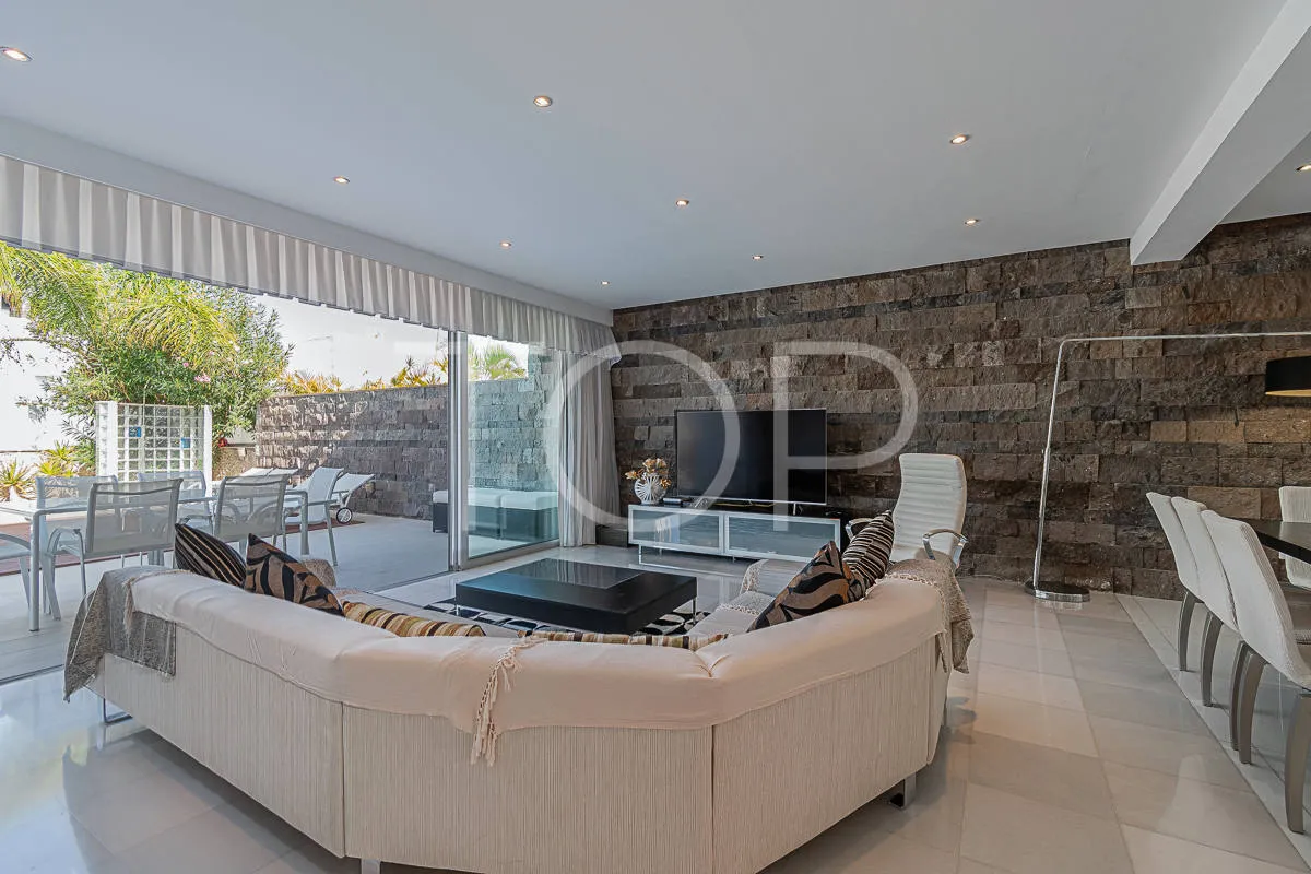 Impresionante villa moderna con vistas al mar en venta en la zona de lujo de Playa del Duque
