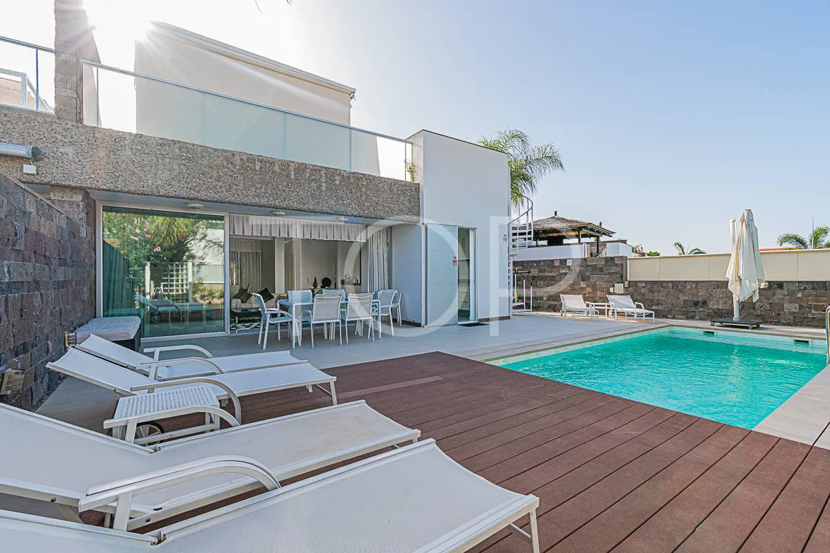 Impresionante villa moderna con vistas al mar en venta en la zona de lujo de Playa del Duque