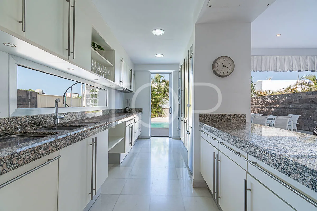 Impresionante villa moderna con vistas al mar en venta en la zona de lujo de Playa del Duque