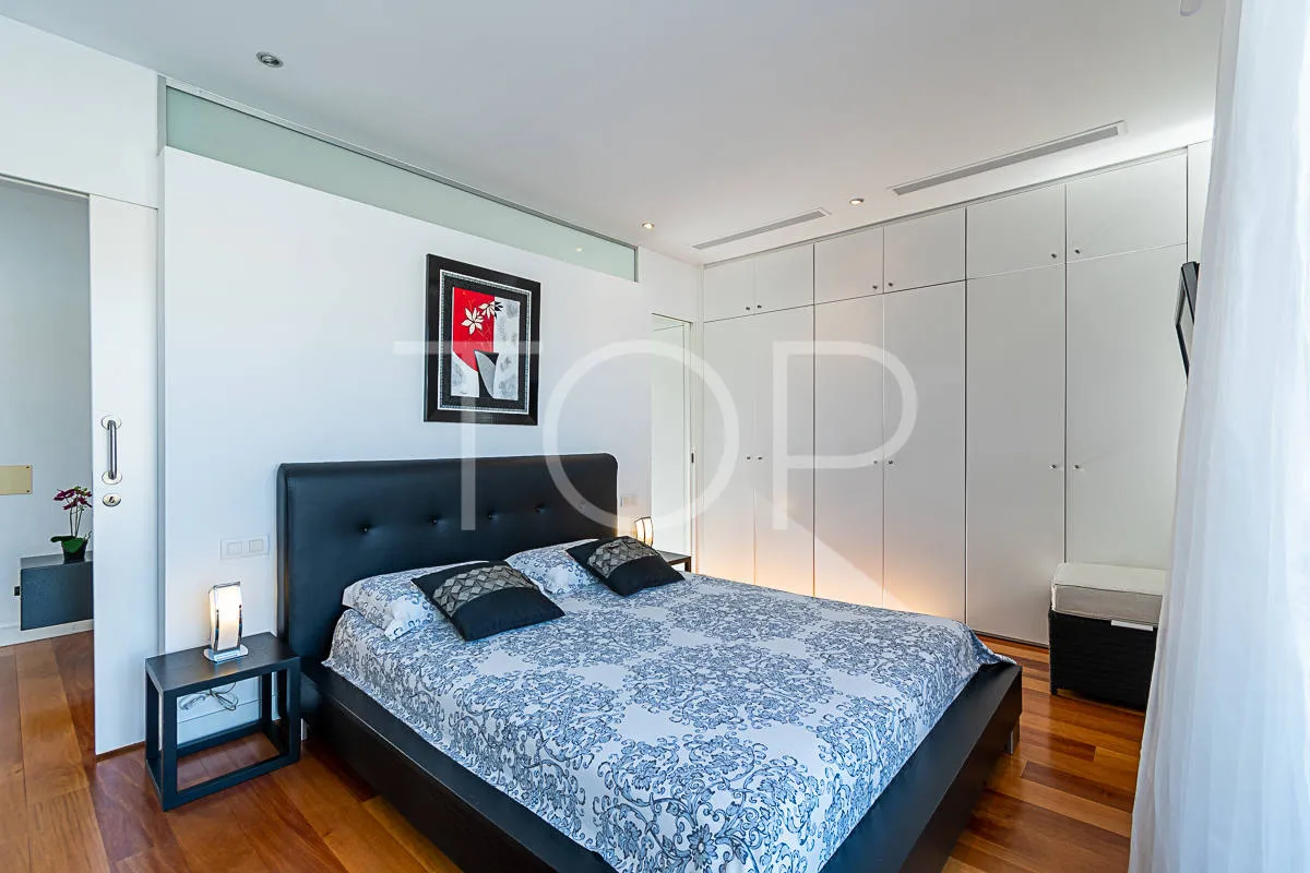Impresionante villa moderna con vistas al mar en venta en la zona de lujo de Playa del Duque