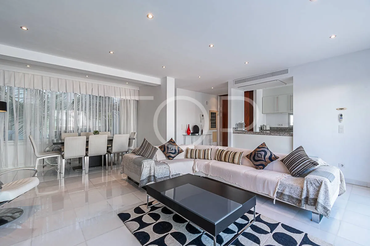 Impresionante villa moderna con vistas al mar en venta en la zona de lujo de Playa del Duque