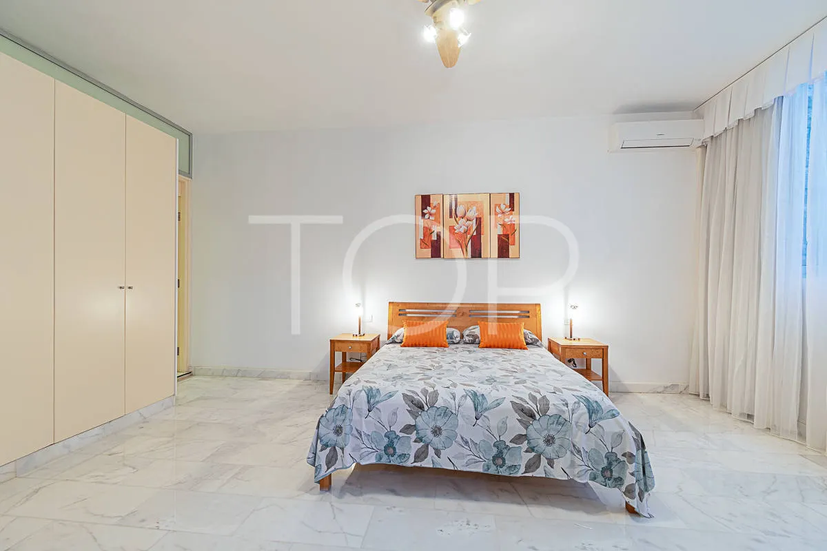 Impresionante villa moderna con vistas al mar en venta en la zona de lujo de Playa del Duque
