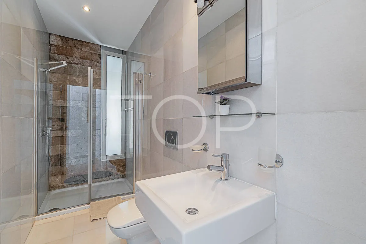 Impresionante villa moderna con vistas al mar en venta en la zona de lujo de Playa del Duque