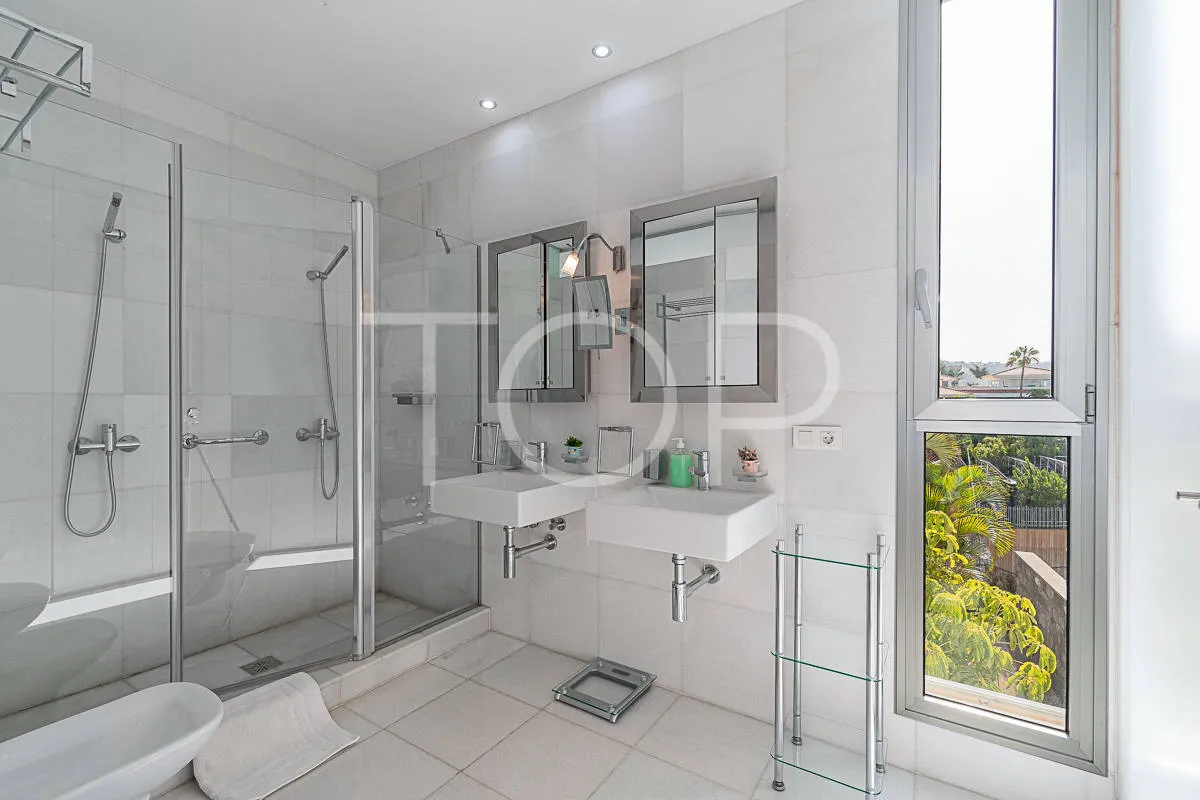 Impresionante villa moderna con vistas al mar en venta en la zona de lujo de Playa del Duque