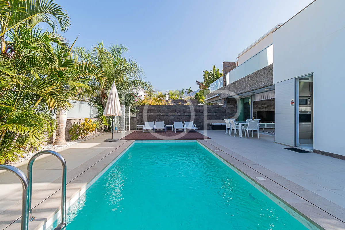 Impresionante villa moderna con vistas al mar en venta en la zona de lujo de Playa del Duque