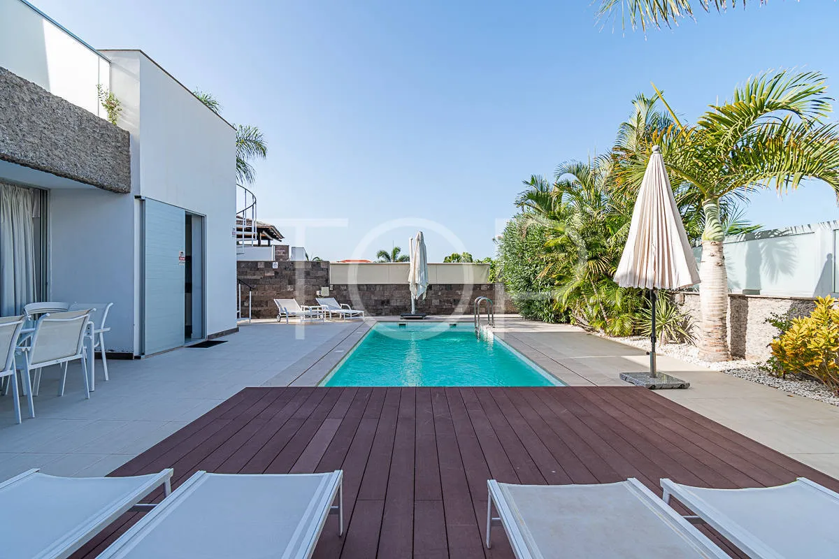 Impresionante villa moderna con vistas al mar en venta en la zona de lujo de Playa del Duque