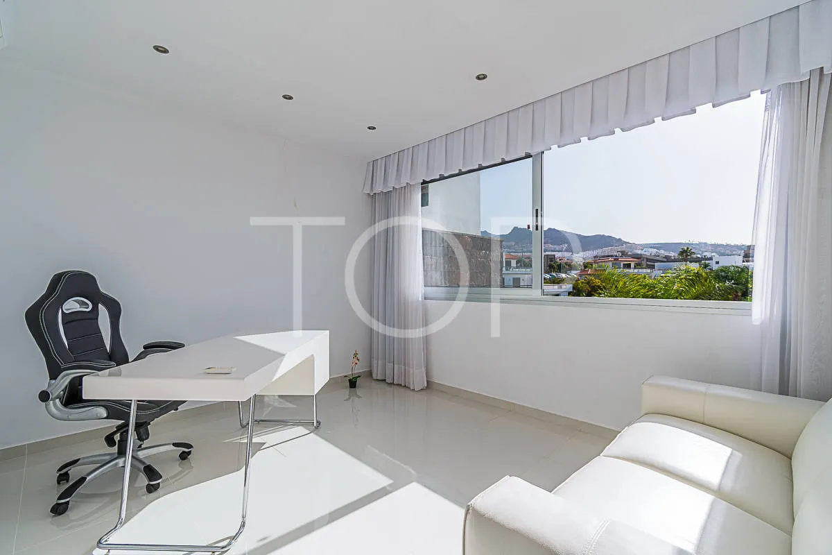 Impresionante villa moderna con vistas al mar en venta en la zona de lujo de Playa del Duque
