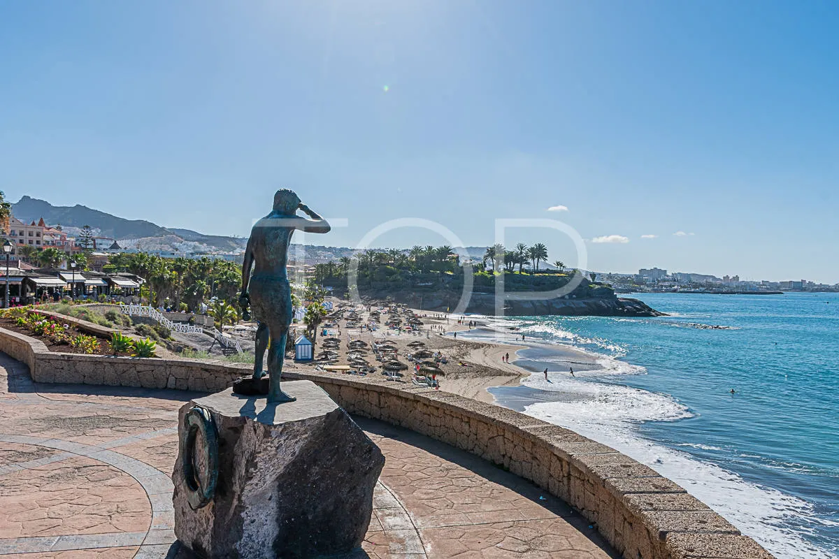 Impresionante villa moderna con vistas al mar en venta en la zona de lujo de Playa del Duque