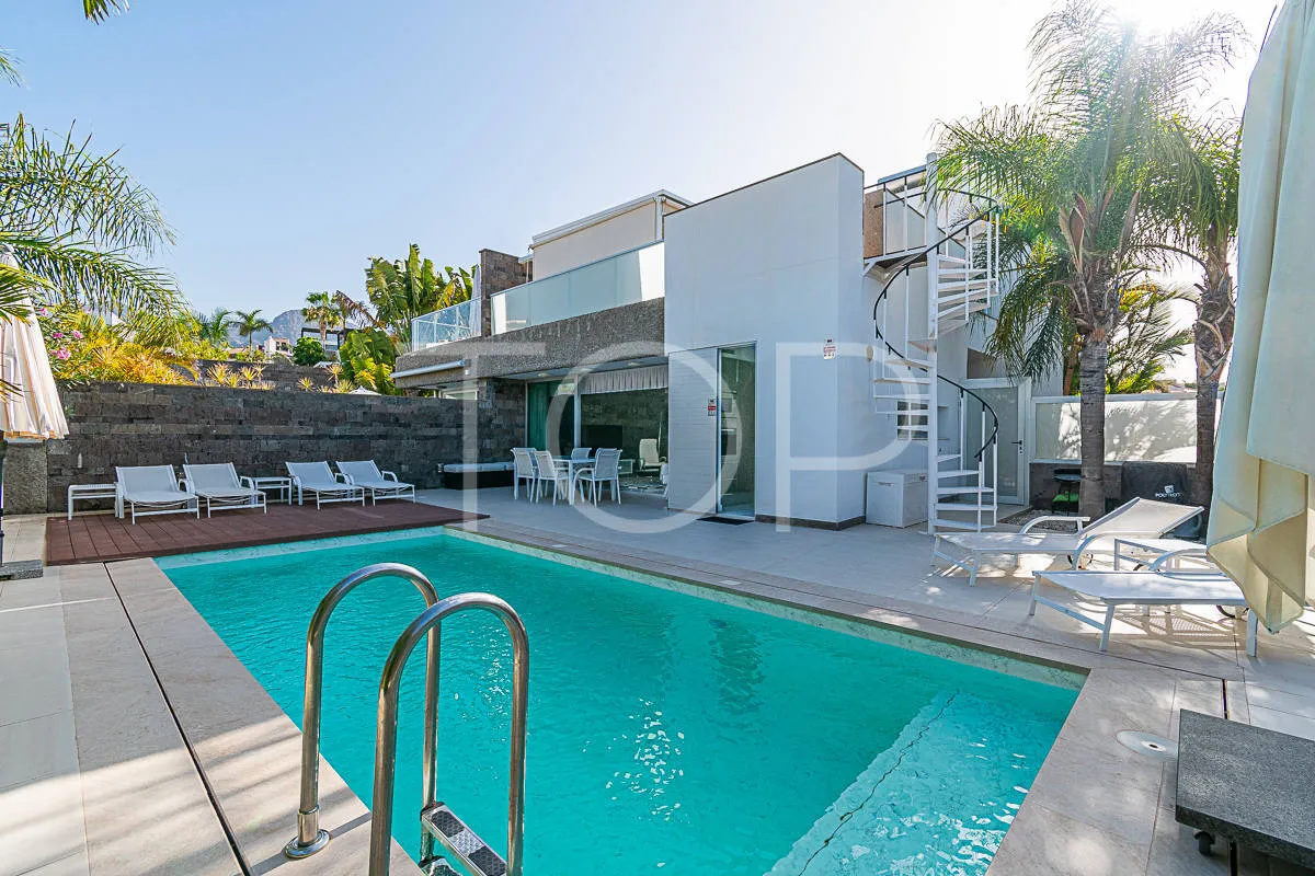 Impresionante villa moderna con vistas al mar en venta en la zona de lujo de Playa del Duque
