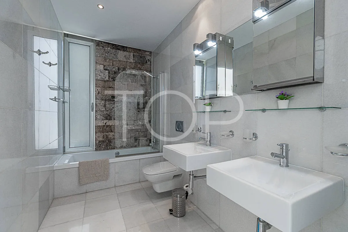 Impresionante villa moderna con vistas al mar en venta en la zona de lujo de Playa del Duque