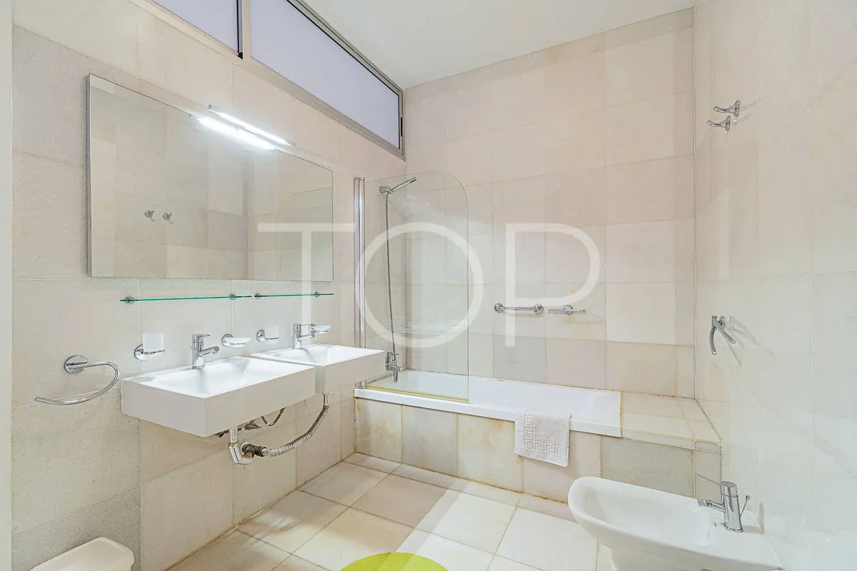 Impresionante villa moderna con vistas al mar en venta en la zona de lujo de Playa del Duque