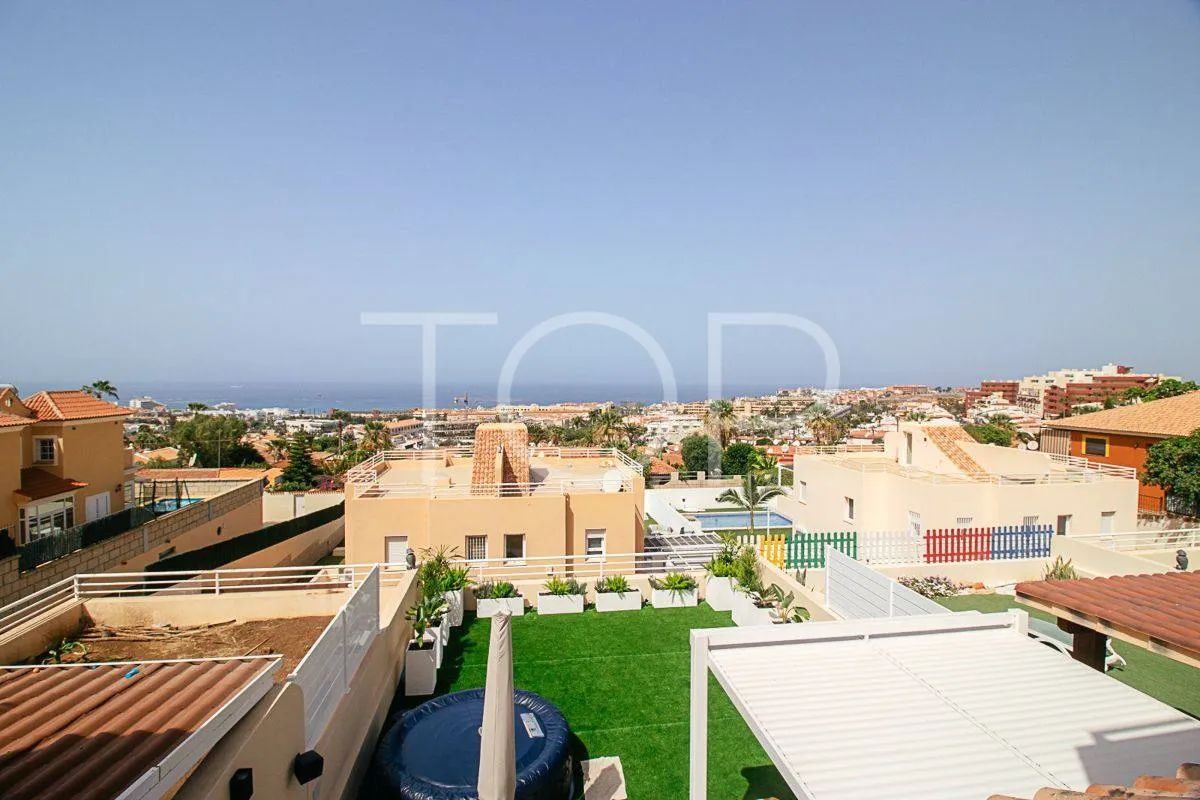 Herrliches neu renoviertes Stadthaus mit großer Terrasse zum Verkauf in El Madroñal, Costa Adeje