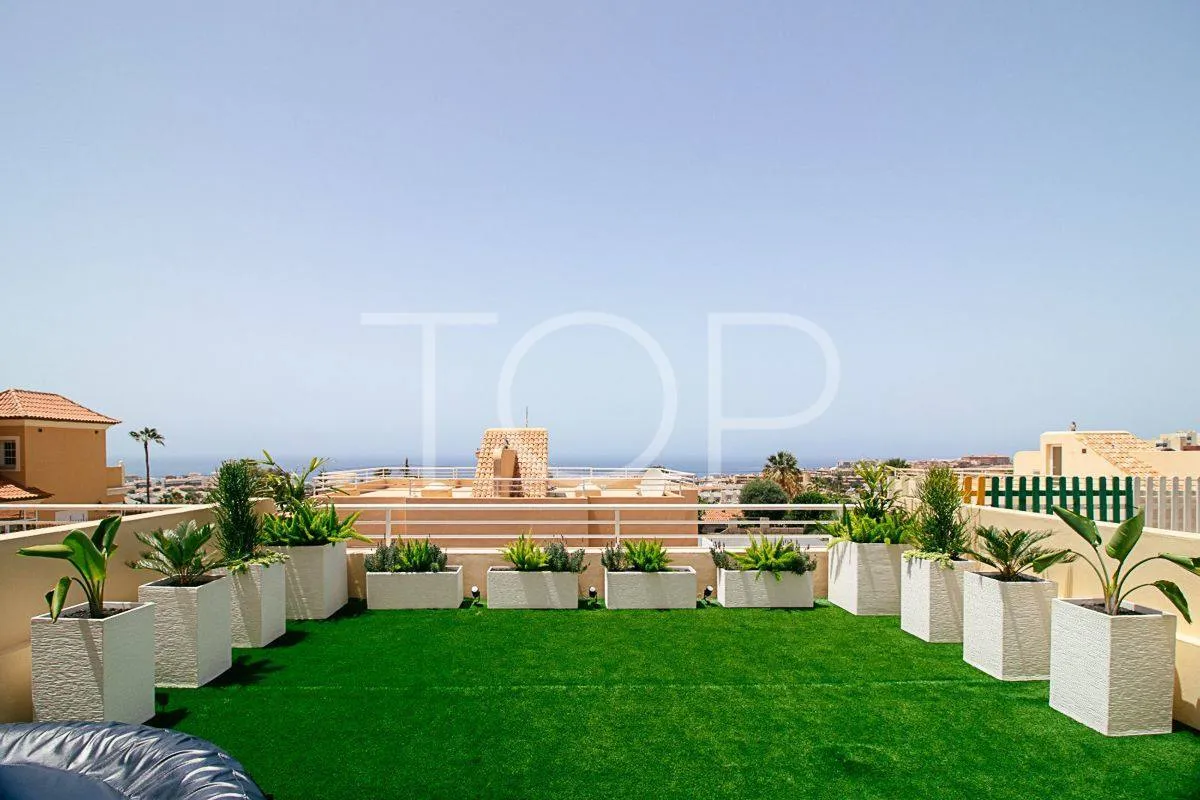 Herrliches neu renoviertes Stadthaus mit großer Terrasse zum Verkauf in El Madroñal, Costa Adeje