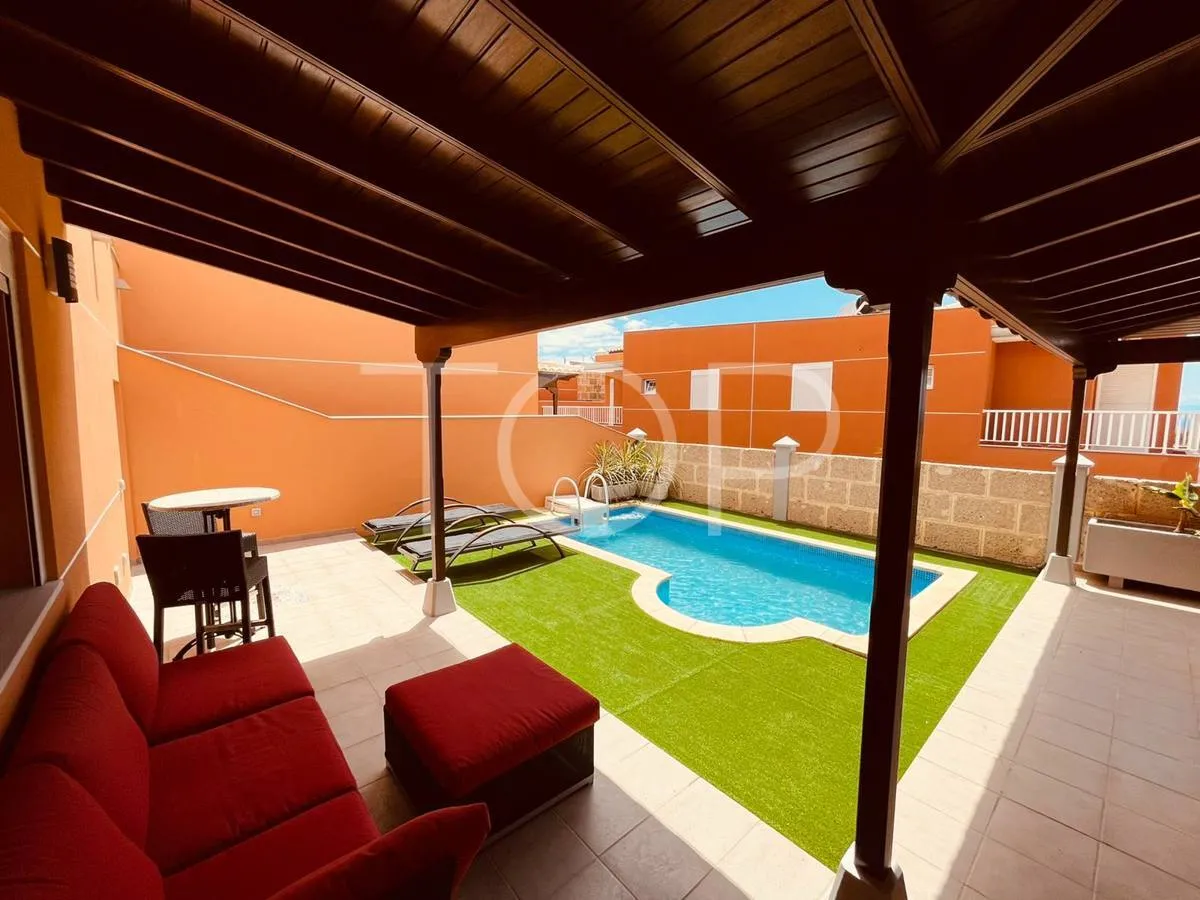 Villa moderna con piscina en venta en Los Cristianos
