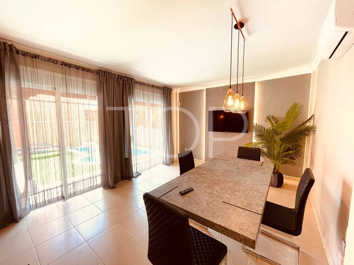 Villa moderna con piscina en venta en Los Cristianos