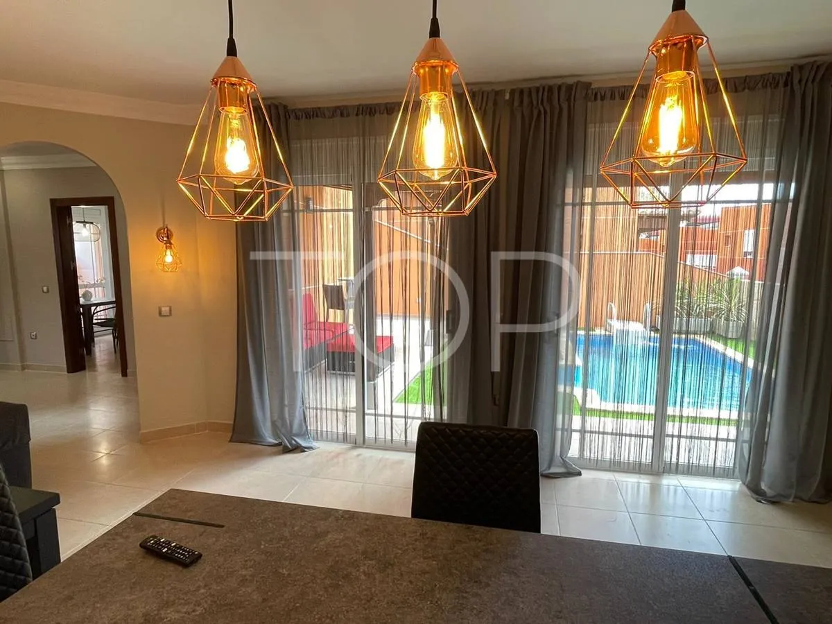Villa moderna con piscina en venta en Los Cristianos