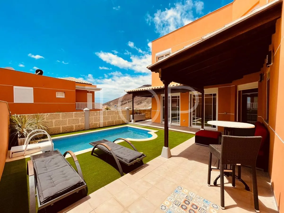Villa moderna con piscina en venta en Los Cristianos
