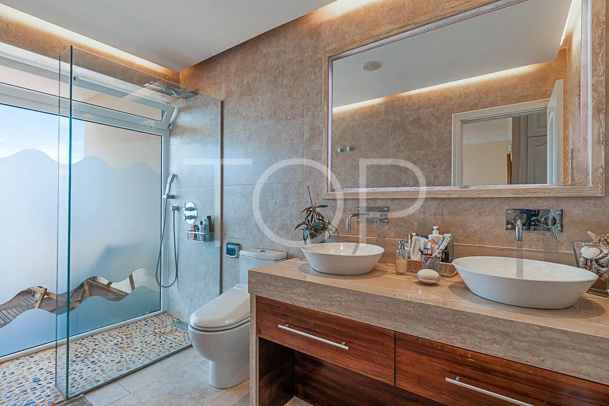 Residencia de lujo con vistas al mar y jardines exquisitos