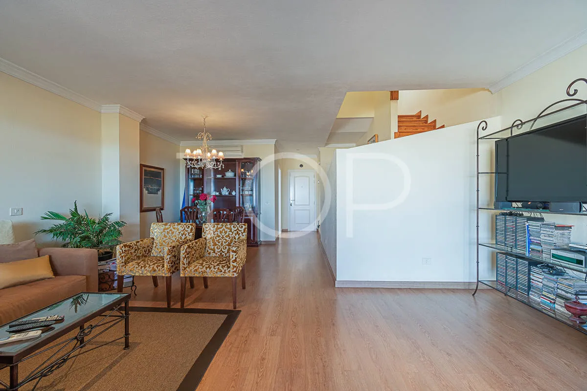 Residencia de lujo con vistas al mar y jardines exquisitos