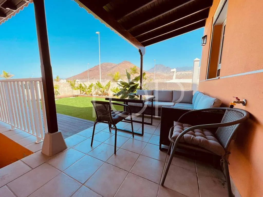Villa moderna con piscina en venta en Los Cristianos