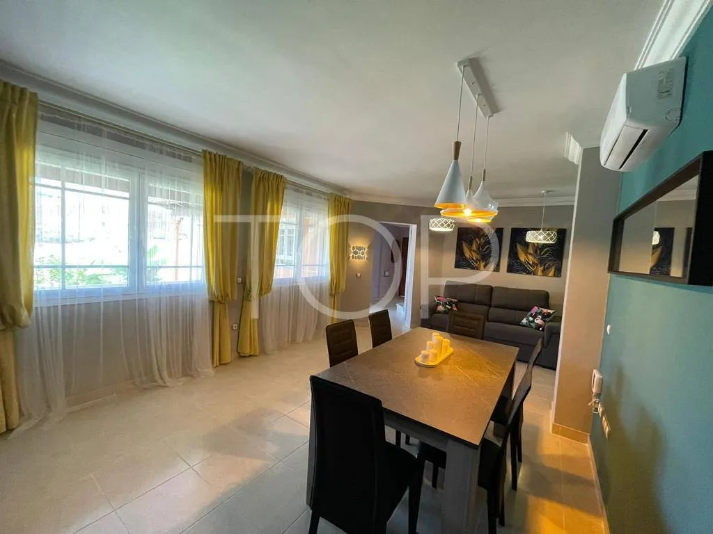Villa moderna con piscina en venta en Los Cristianos