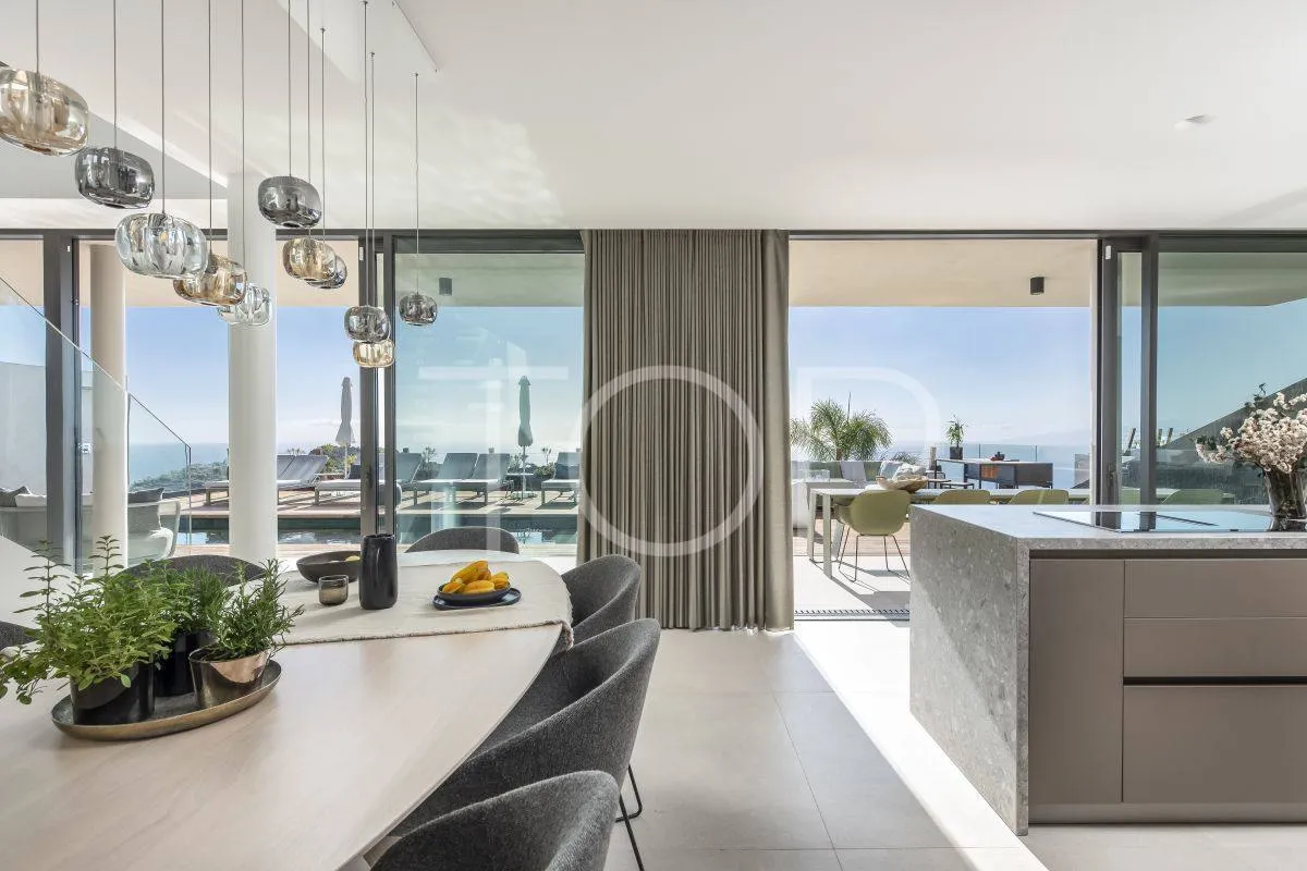 Villa de lujo moderna con impresionantes vistas al mar y a la montaña en Costa Adeje