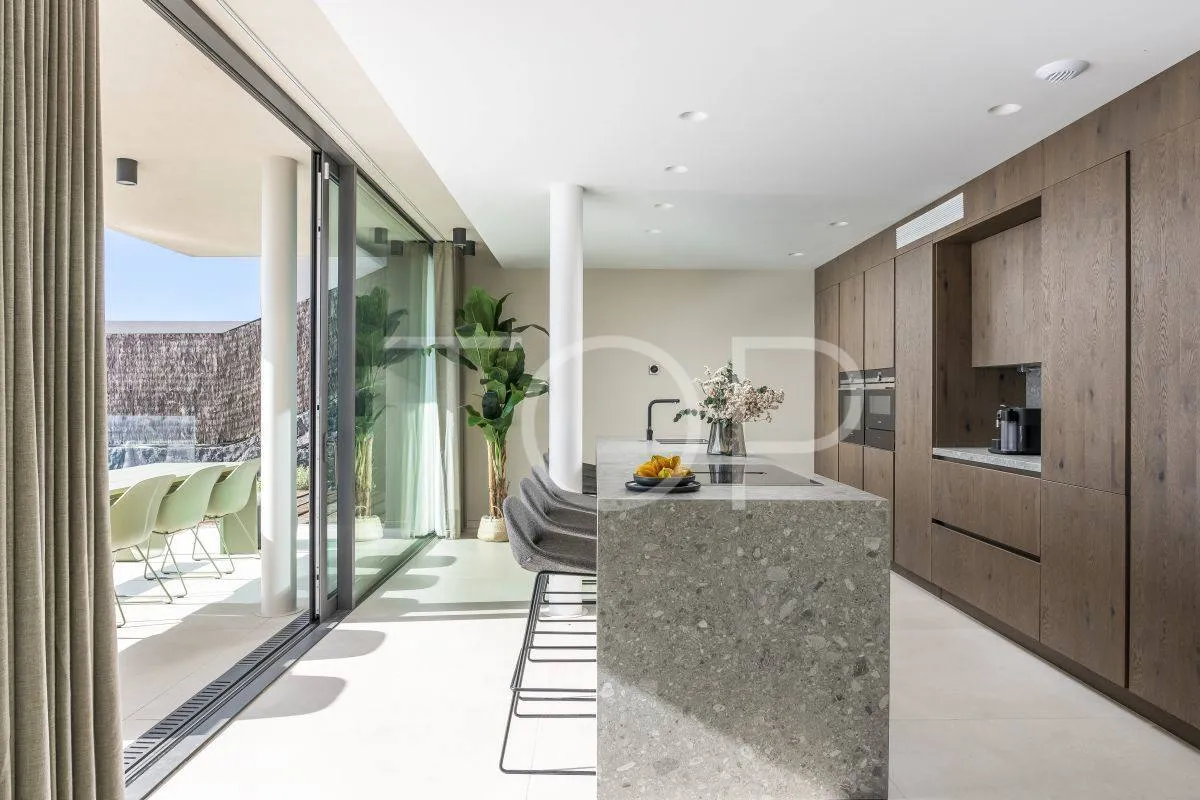 Villa de lujo moderna con impresionantes vistas al mar y a la montaña en Costa Adeje