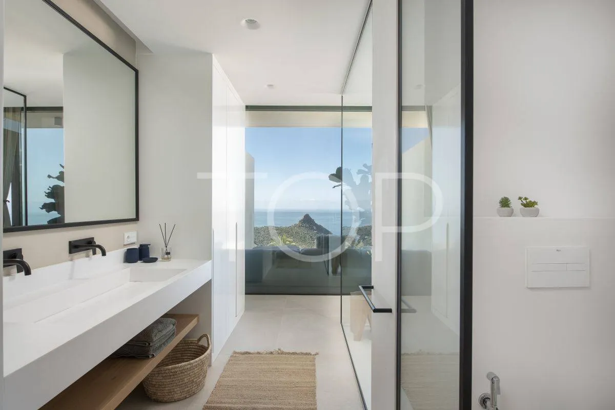 Villa de lujo moderna con impresionantes vistas al mar y a la montaña en Costa Adeje