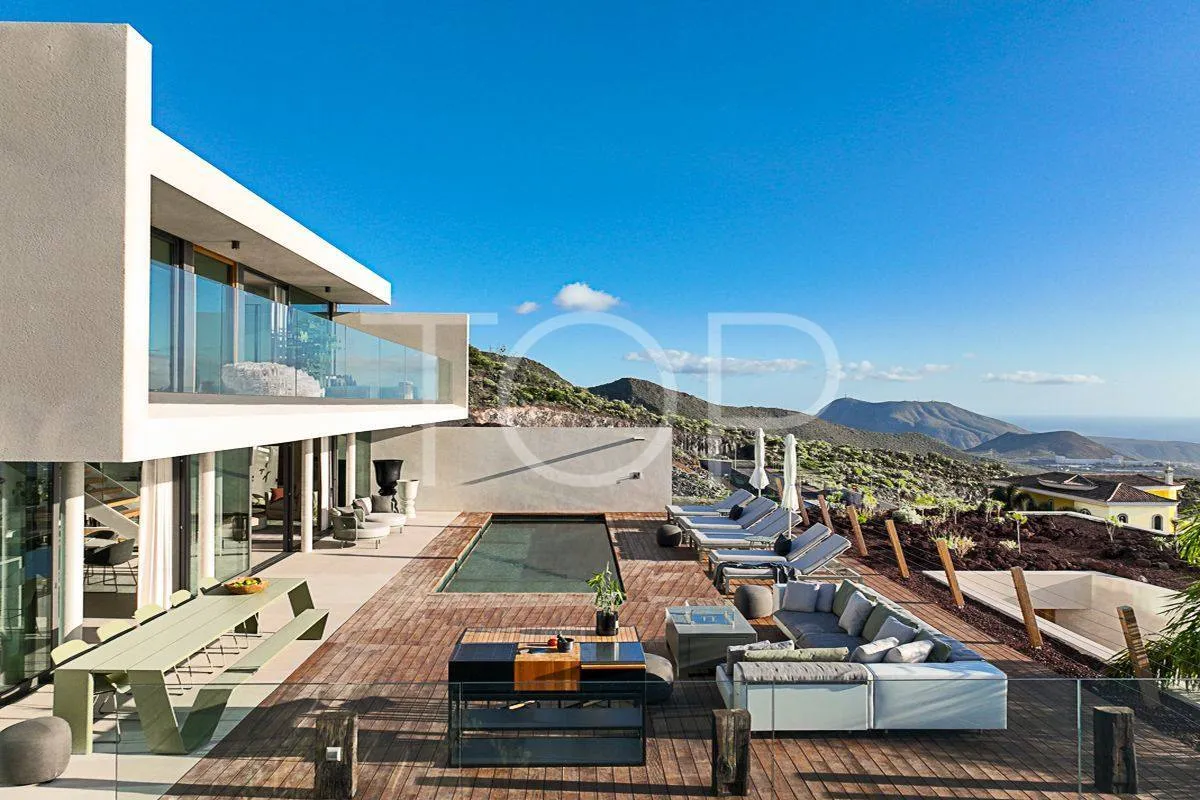 Villa de lujo moderna con impresionantes vistas al mar y a la montaña en Costa Adeje