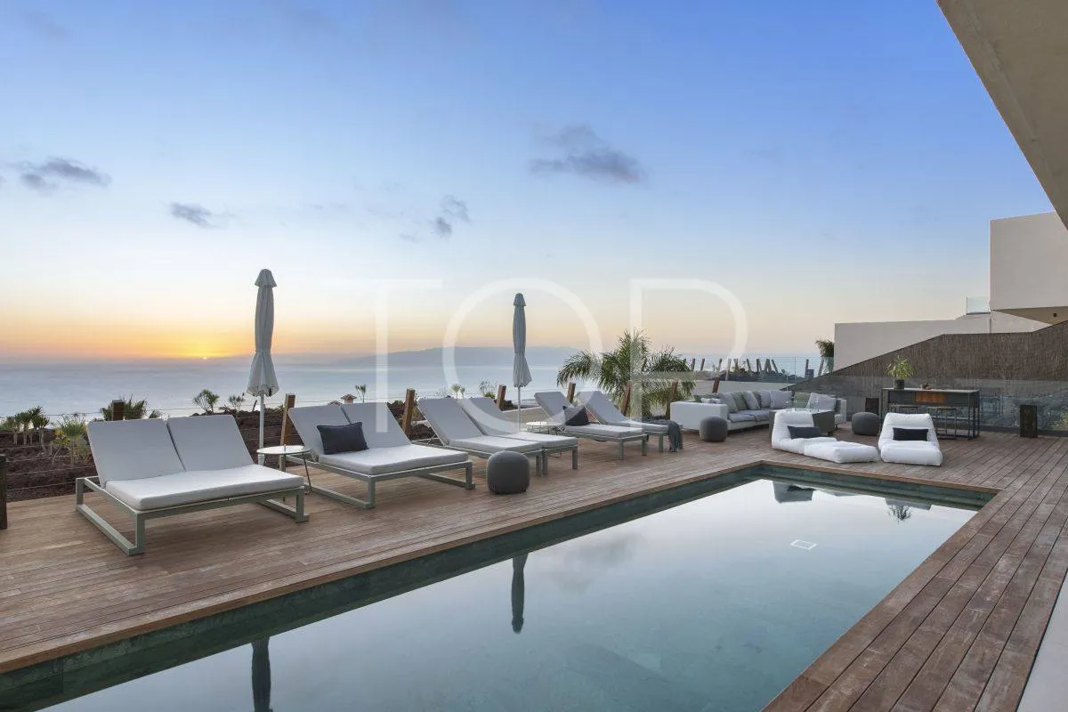 Villa de lujo moderna con impresionantes vistas al mar y a la montaña en Costa Adeje